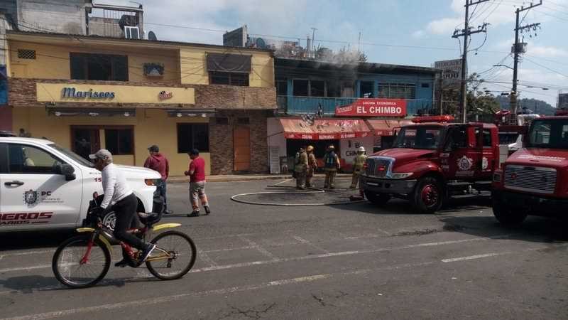 Arde parte superior de cocina económica atrás del mercado La Isla