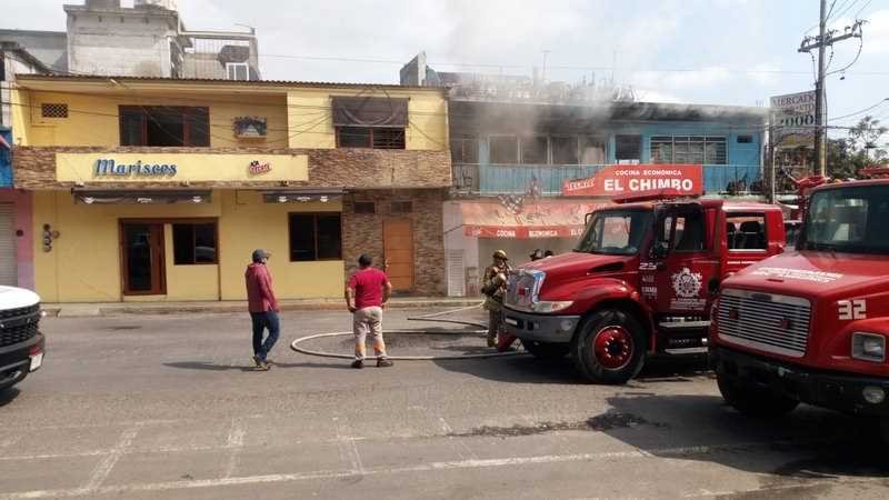Arde parte superior de cocina económica atrás del mercado La Isla