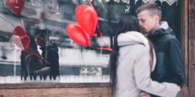 Dos enamorados celebran en San Valentín que han ganado la lotería