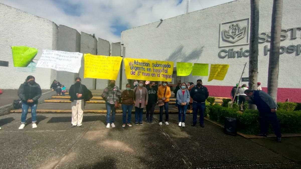 Protestan maestras por negligencia médica en el Issste de Orizaba