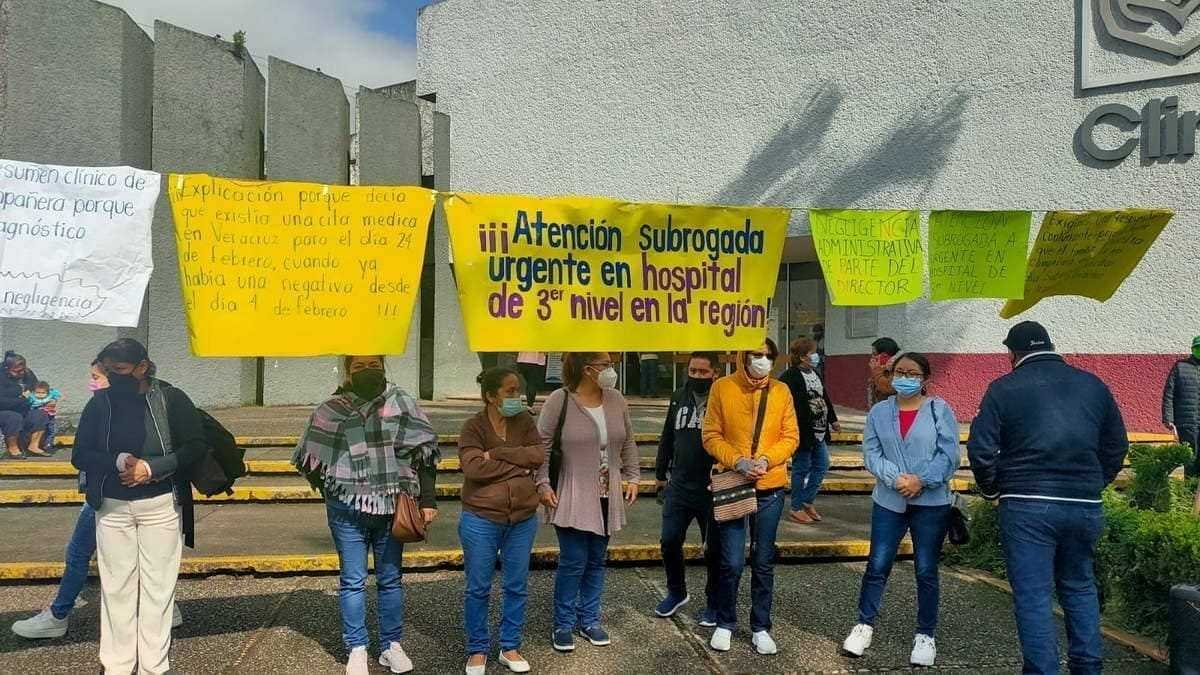 Protestan maestras por negligencia médica en el Issste de Orizaba
