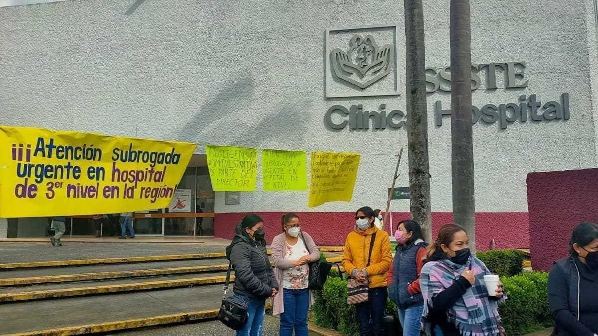 Protestan maestras por negligencia médica en el Issste de Orizaba