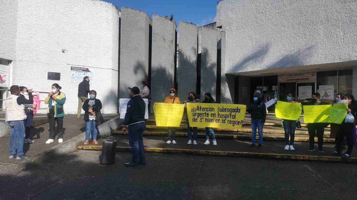Protestan maestras por negligencia médica en el Issste de Orizaba