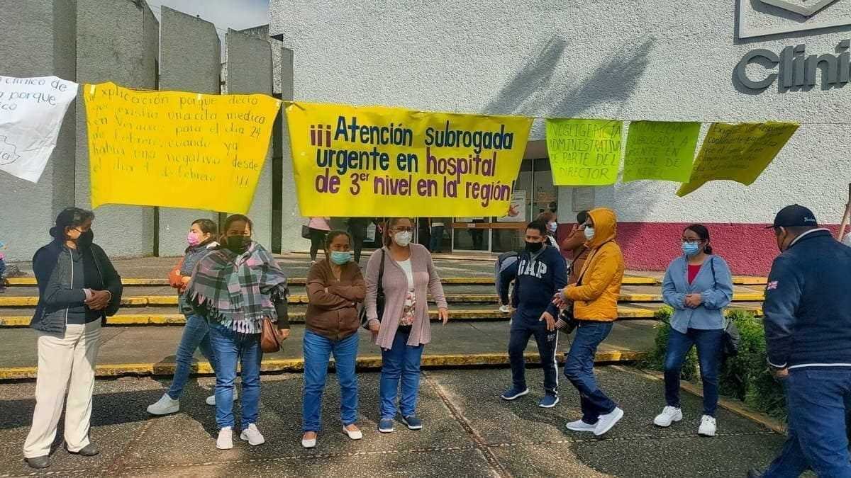 Protestan maestras por negligencia médica en el Issste de Orizaba