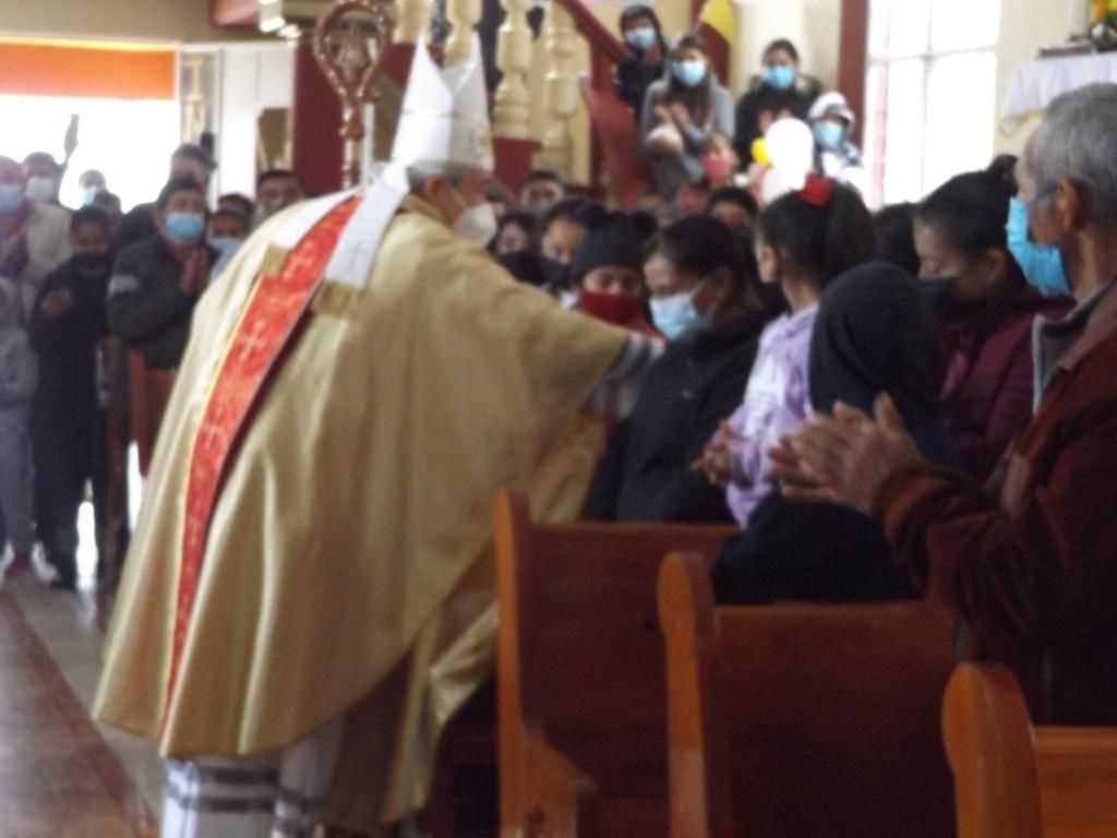 EL ARZOBISPO Y SUS PRESBÍTEROS.