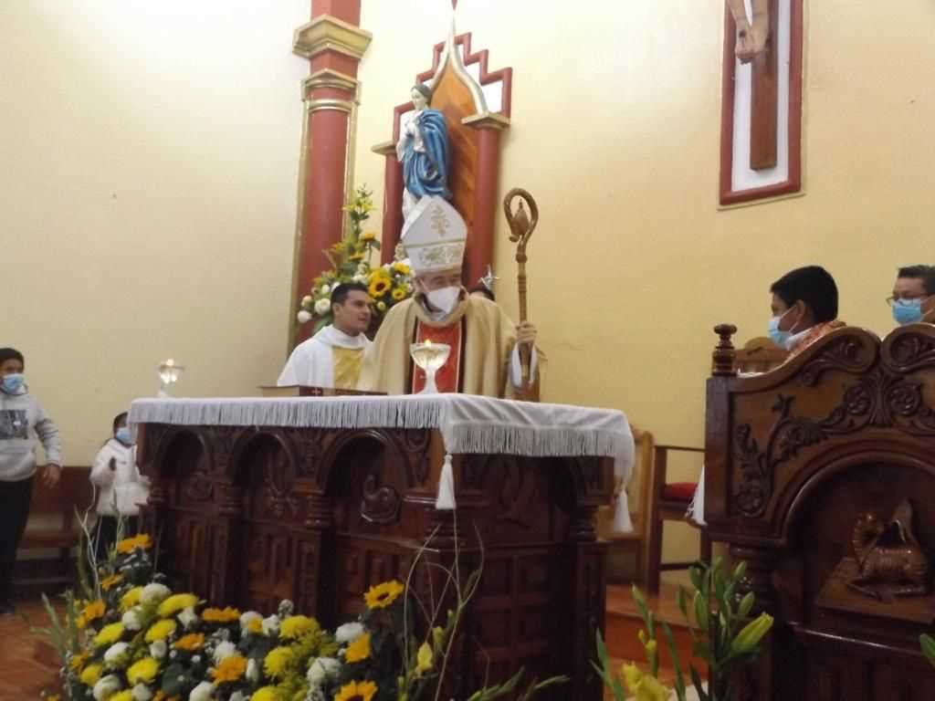 EL ARZOBISPO Y SUS PRESBÍTEROS.