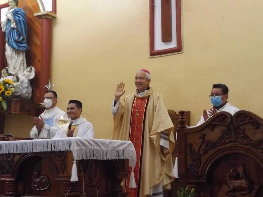 EL ARZOBISPO Y SUS PRESBÍTEROS.