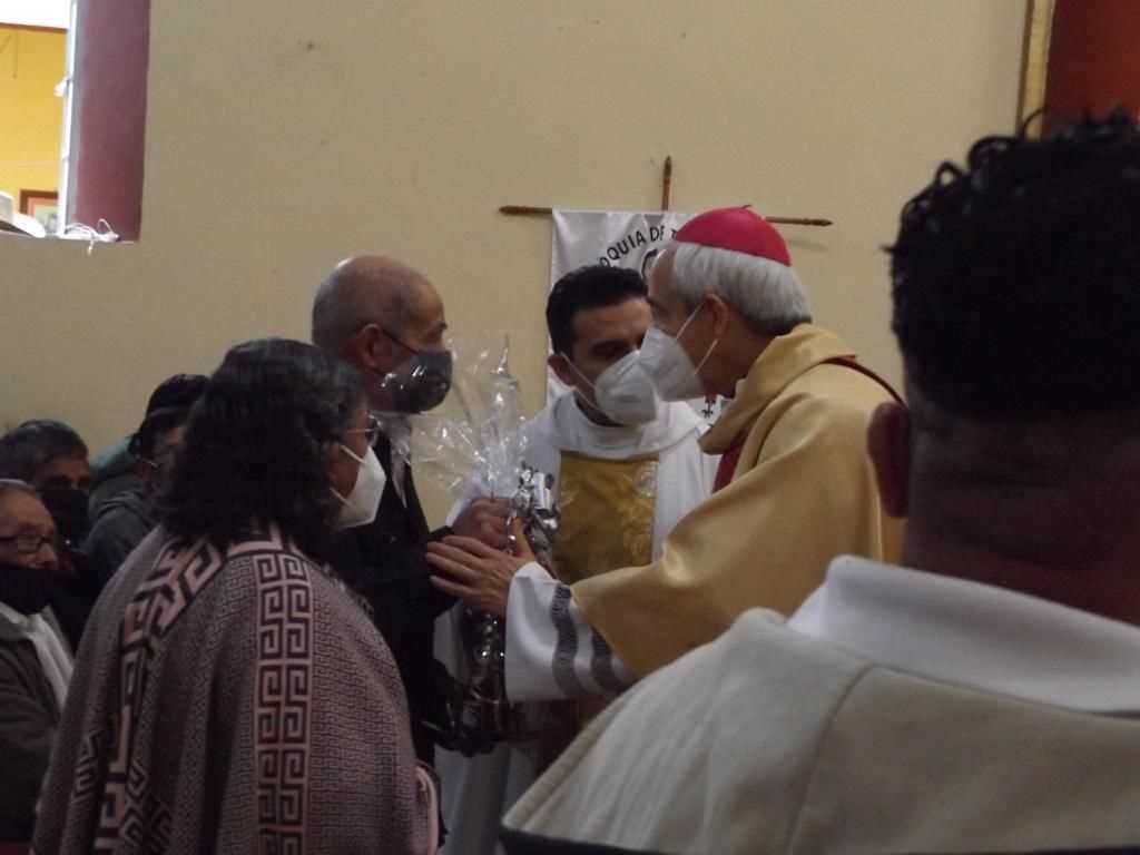 EL ARZOBISPO Y SUS PRESBÍTEROS.