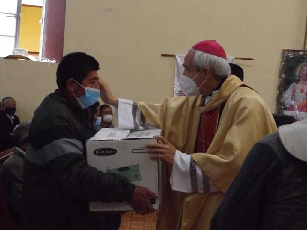 EL ARZOBISPO Y SUS PRESBÍTEROS.