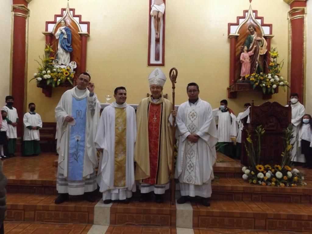 EL ARZOBISPO Y SUS PRESBÍTEROS.