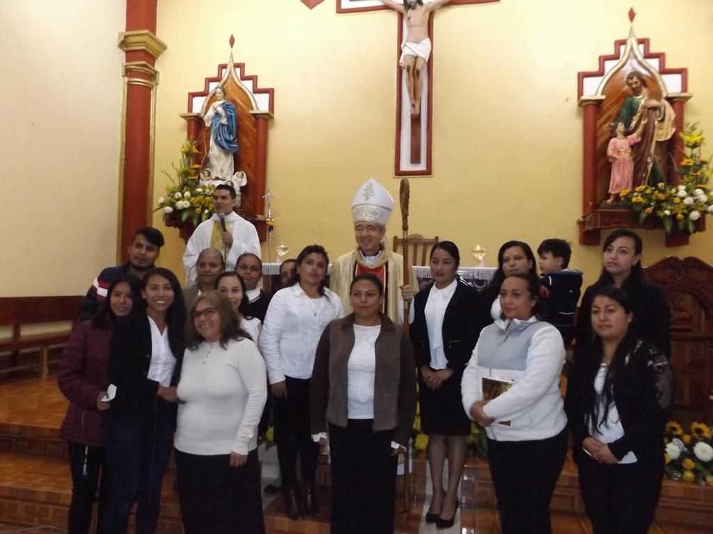 EL ARZOBISPO Y SUS PRESBÍTEROS.