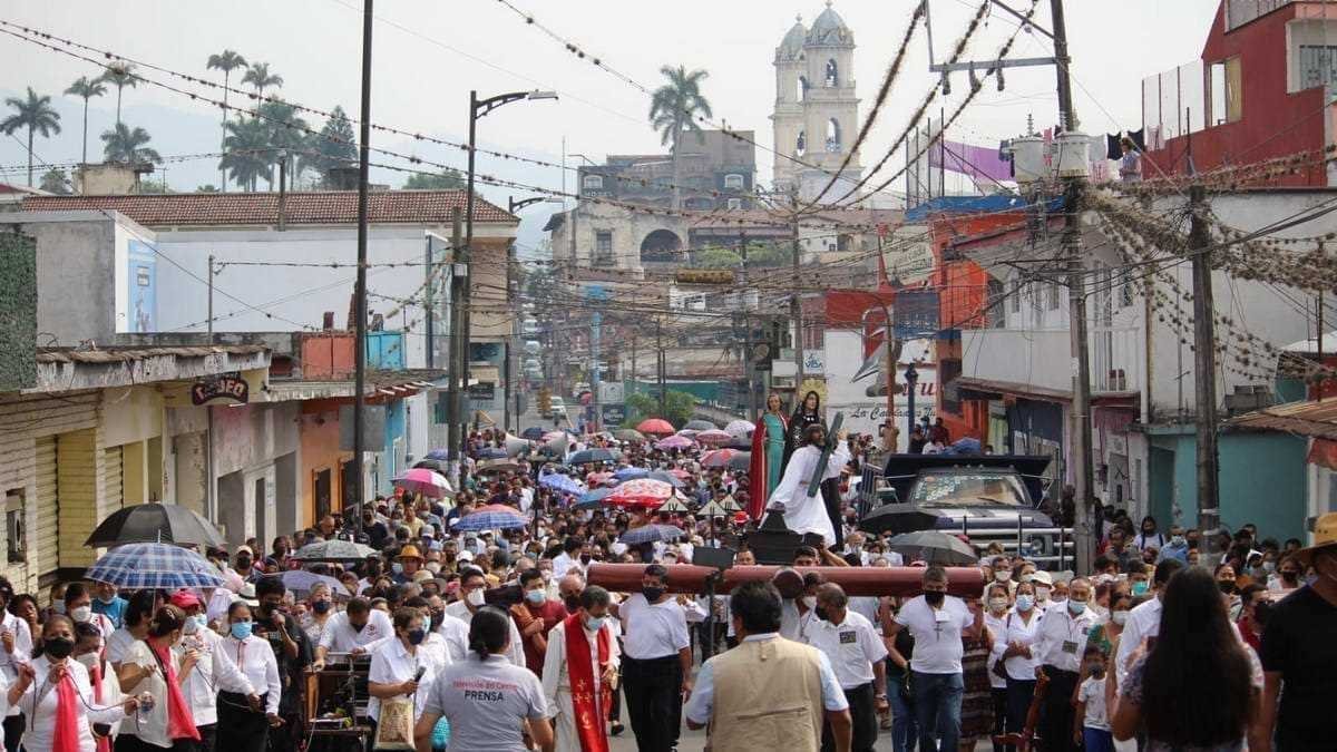 Miles de cordobeses participan en Vía Crucis para honrar la pasión y muerte de Jesús de Nazareth