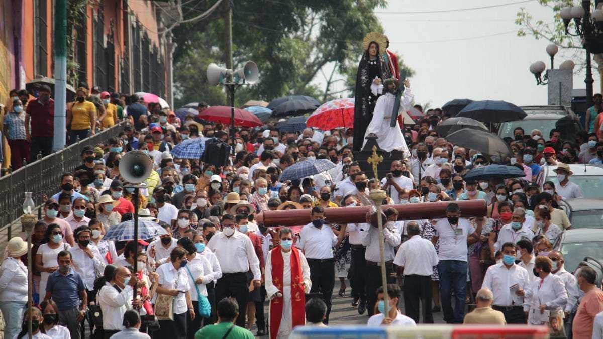 Miles de cordobeses participan en Vía Crucis para honrar la pasión y muerte de Jesús de Nazareth