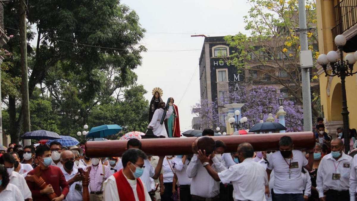Miles de cordobeses participan en Vía Crucis para honrar la pasión y muerte de Jesús de Nazareth