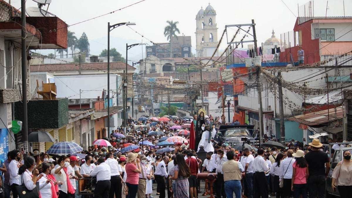 Miles de cordobeses participan en Vía Crucis para honrar la pasión y muerte de Jesús de Nazareth