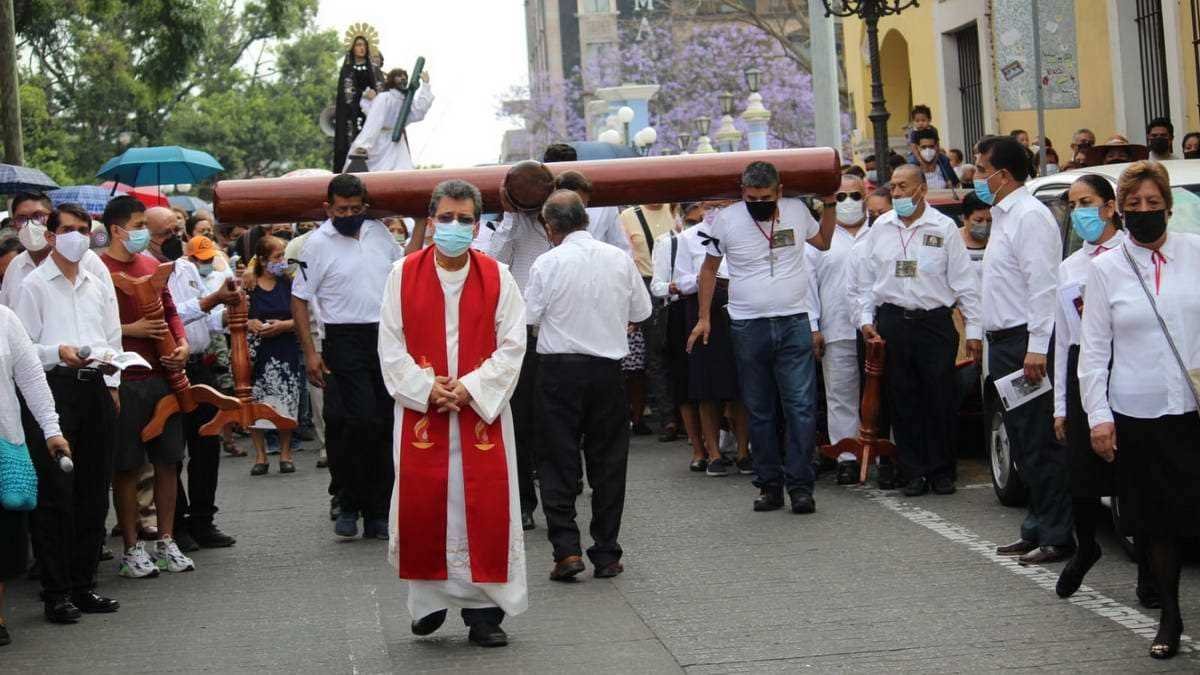 Miles de cordobeses participan en Vía Crucis para honrar la pasión y muerte de Jesús de Nazareth
