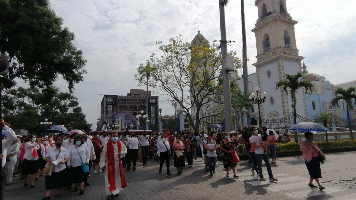 Miles de cordobeses participan en Vía Crucis para honrar la pasión y muerte de Jesús de Nazareth