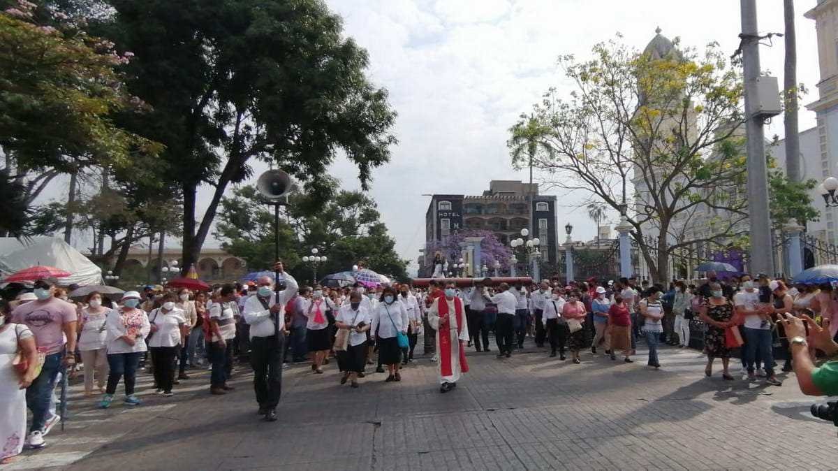 Miles de cordobeses participan en Vía Crucis para honrar la pasión y muerte de Jesús de Nazareth