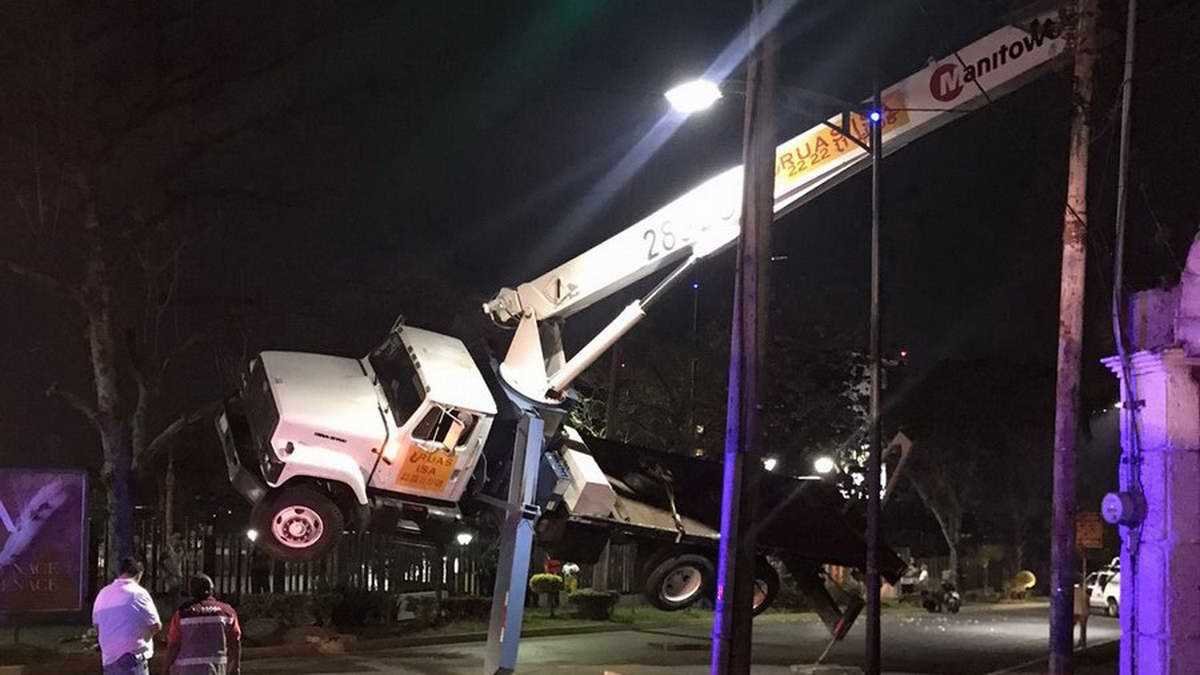 Pésima maniobra de grúa desploma espectacular y derriba cables de energía eléctrica en avenida 11 y calle 10