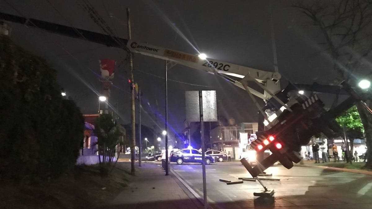 Pésima maniobra de grúa desploma espectacular y derriba cables de energía eléctrica en avenida 11 y calle 10