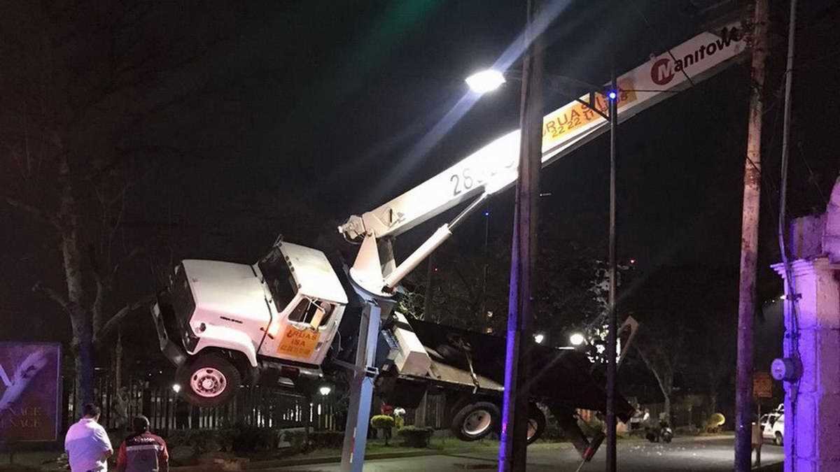 Pésima maniobra de grúa desploma espectacular y derriba cables de energía eléctrica en avenida 11 y calle 10