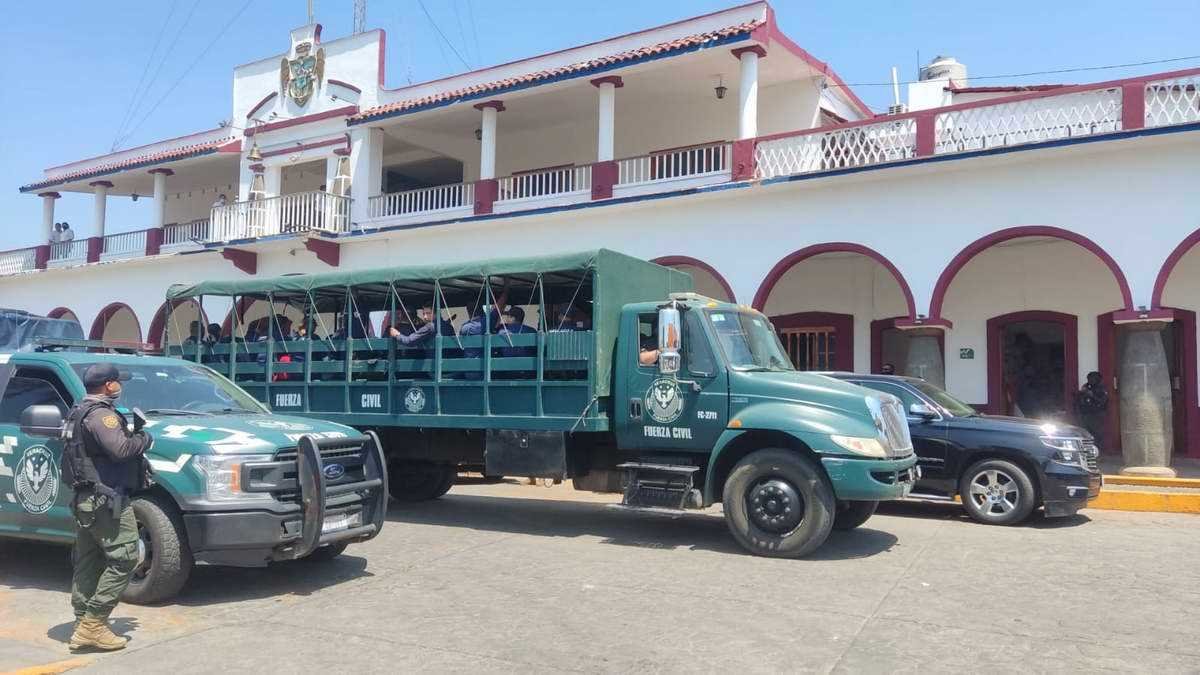 SSP retiene a policías de Amatlán y los traslada a Xalapa