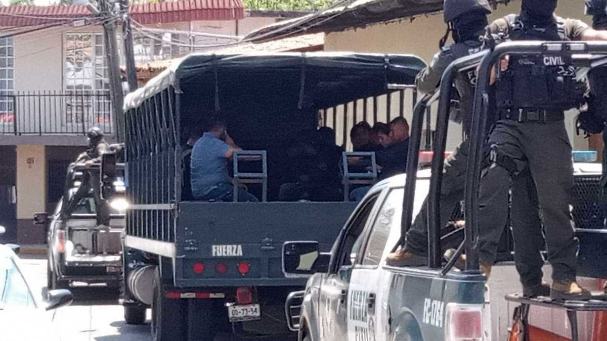 SSP retiene a policías de Amatlán y los traslada a Xalapa