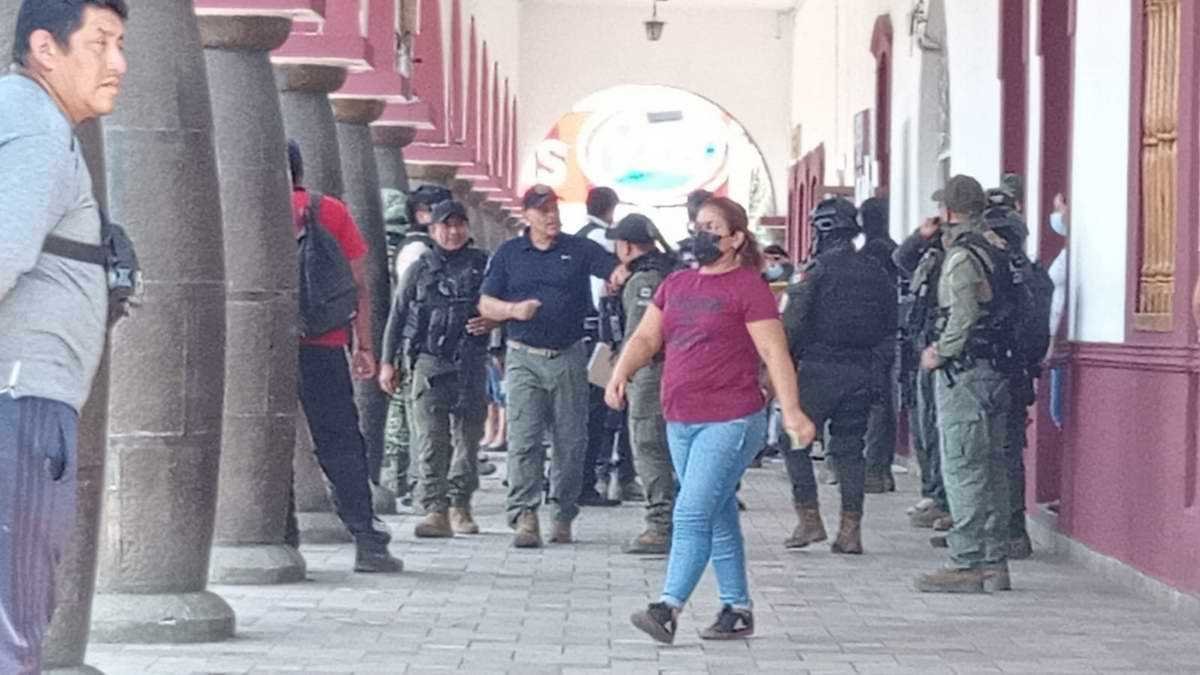 SSP retiene a policías de Amatlán y los traslada a Xalapa