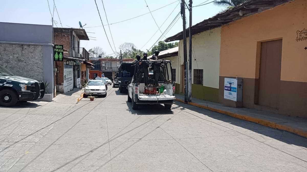 SSP retiene a policías de Amatlán y los traslada a Xalapa