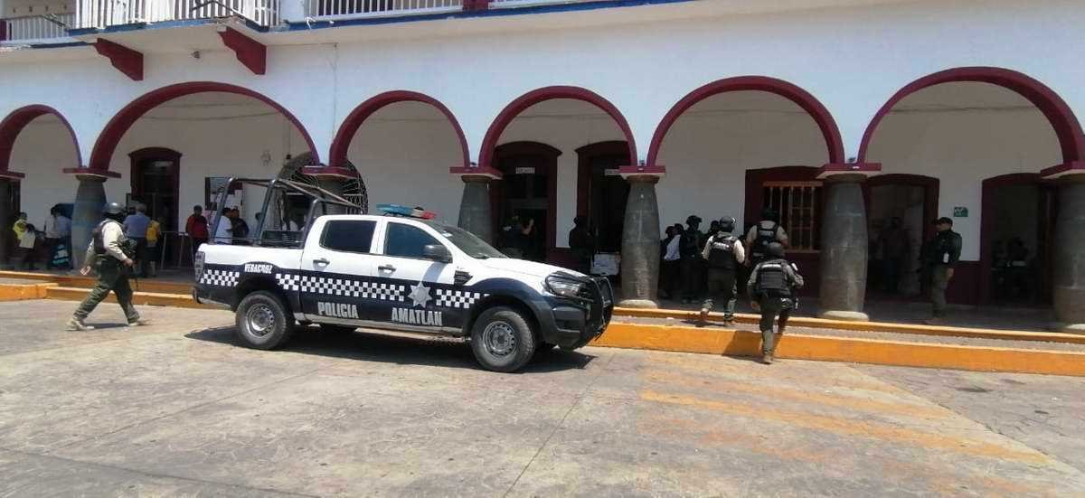 SSP retiene a policías de Amatlán y los traslada a Xalapa