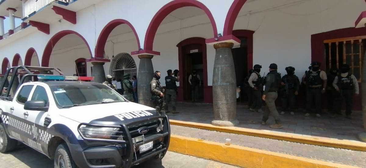 SSP retiene a policías de Amatlán y los traslada a Xalapa