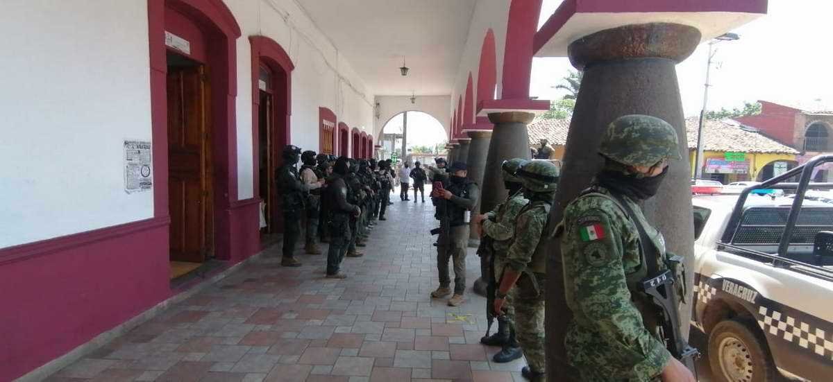 SSP retiene a policías de Amatlán y los traslada a Xalapa