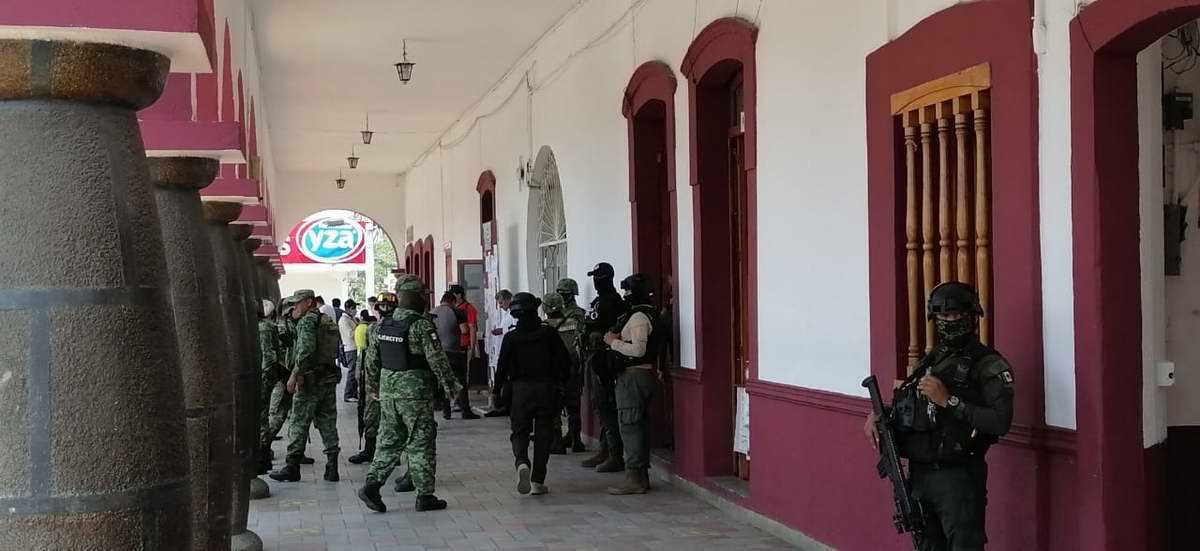 SSP retiene a policías de Amatlán y los traslada a Xalapa