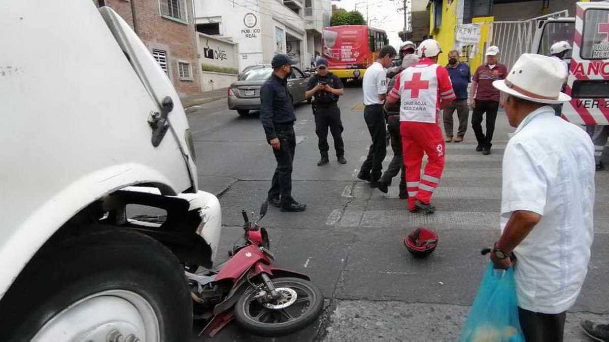 Motociclista es arrastrado por autobús y salva la vida