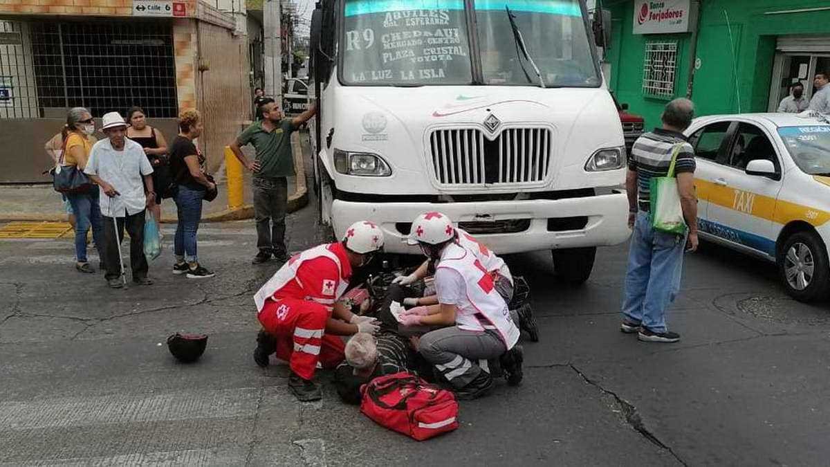 Motociclista es arrastrado por autobús y salva la vida