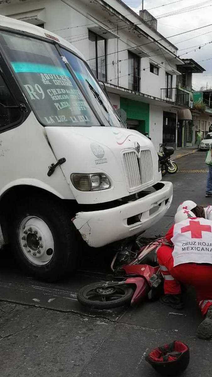 Motociclista es arrastrado por autobús y salva la vida