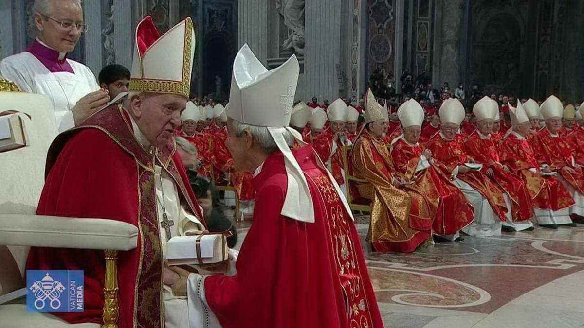 Papa Francisco entrega Palio al arzobispo de Xalapa