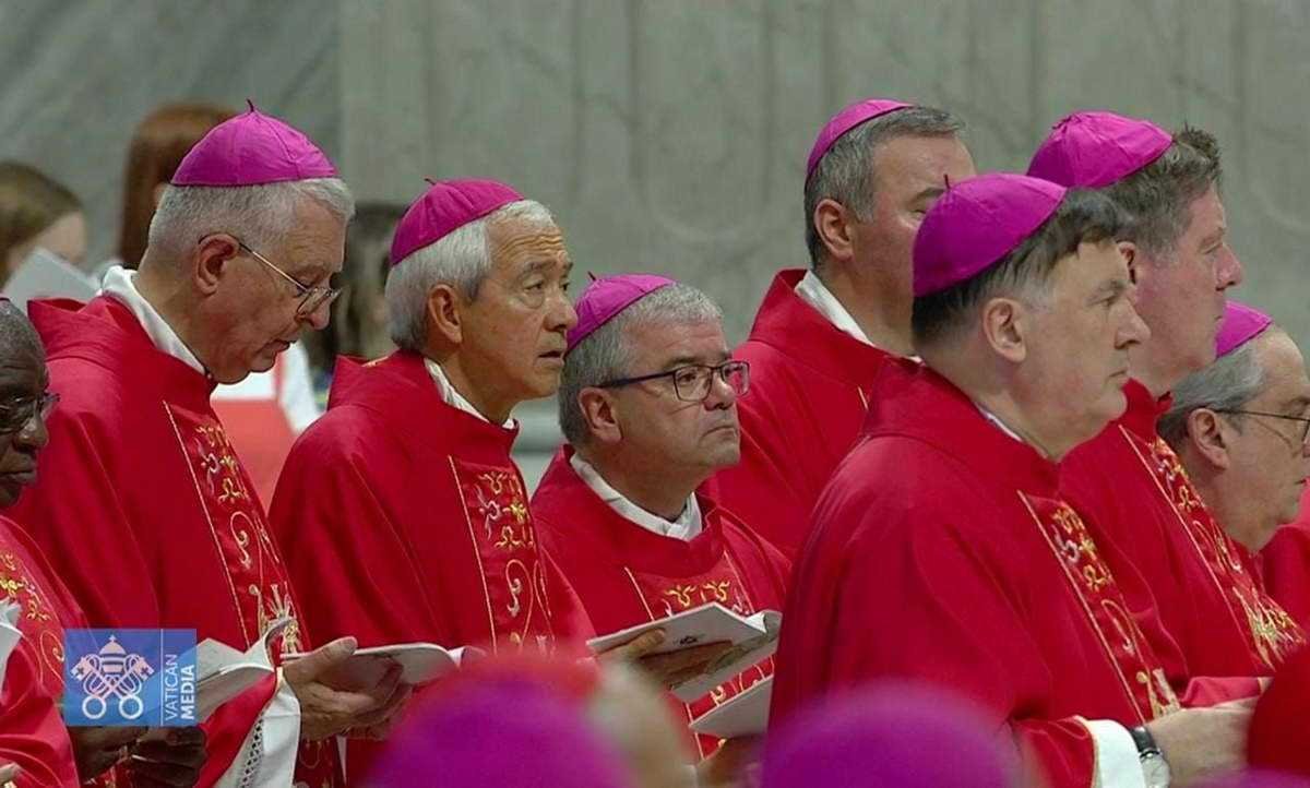 Papa Francisco entrega Palio al arzobispo de Xalapa