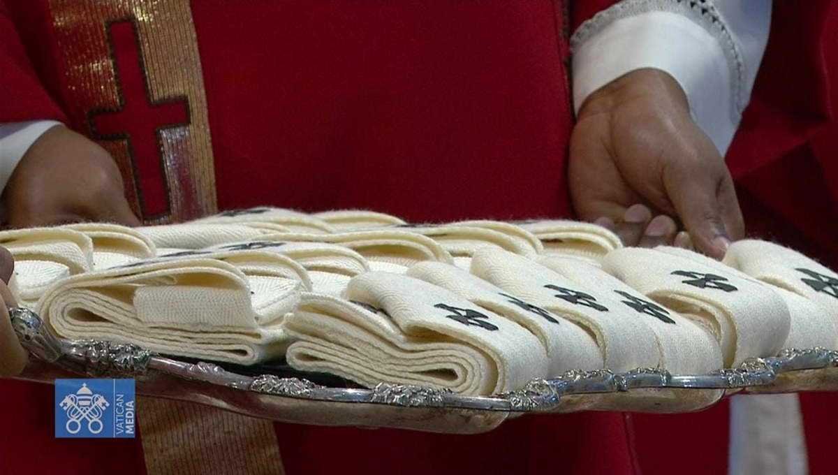 Papa Francisco entrega Palio al arzobispo de Xalapa