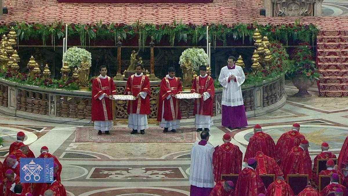 Papa Francisco entrega Palio al arzobispo de Xalapa