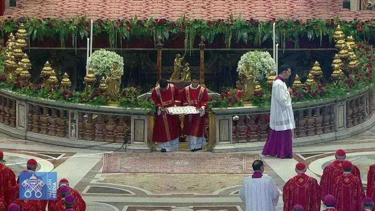 Papa Francisco entrega Palio al arzobispo de Xalapa