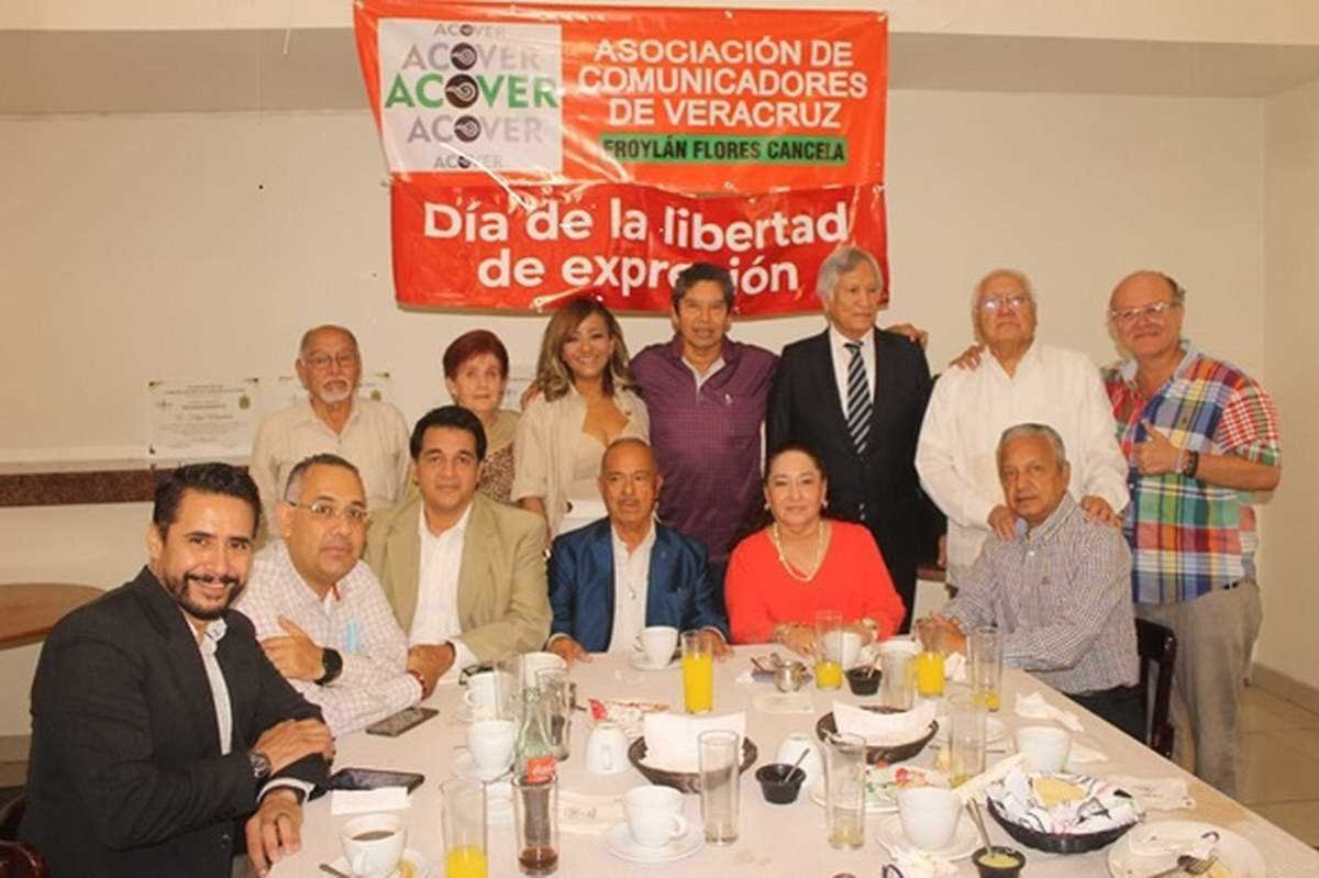 PERIODISTAS, POLÍTICA Y MÁS
