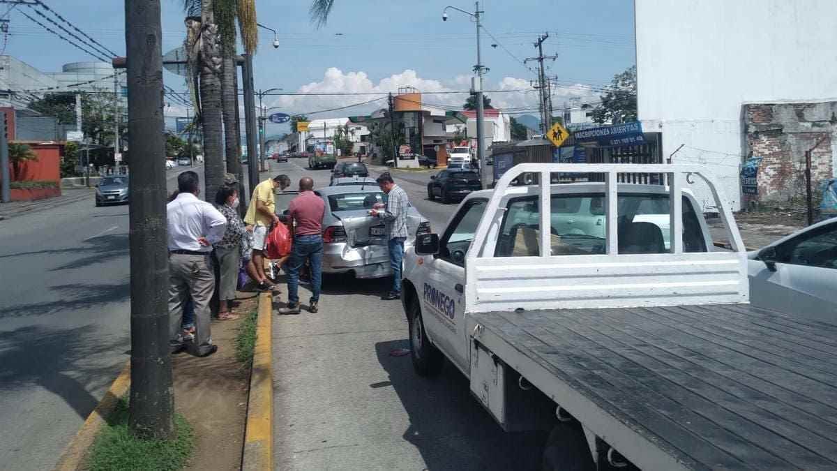 Choque en bulevar Córdoba-Fortín deja daños materiales