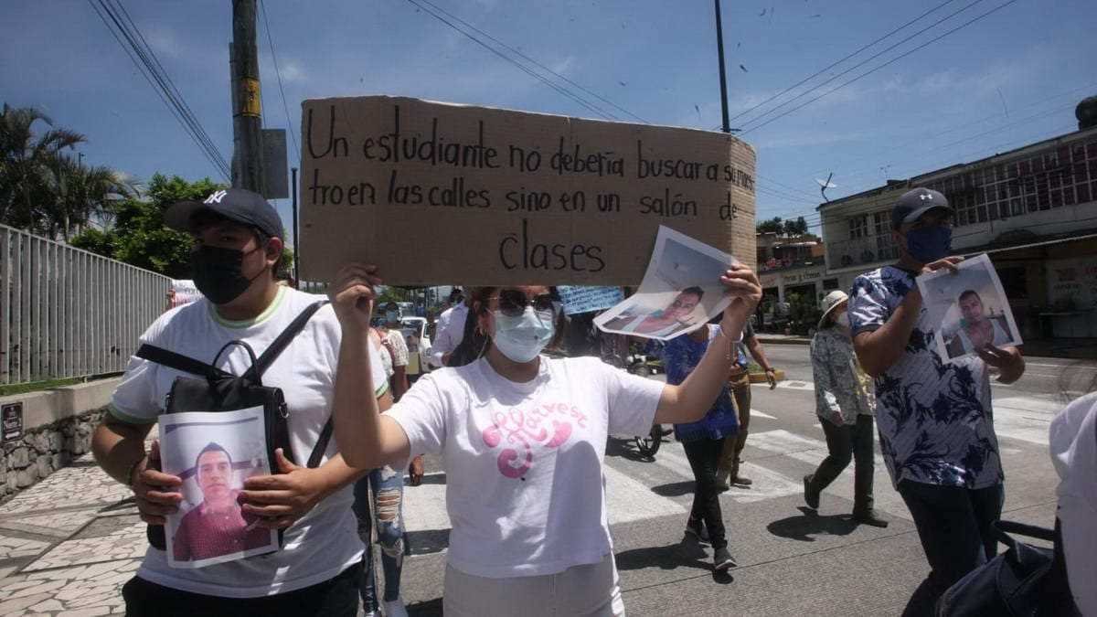 Marcha para exigir aparezca maestro de Ixhuatlancillo