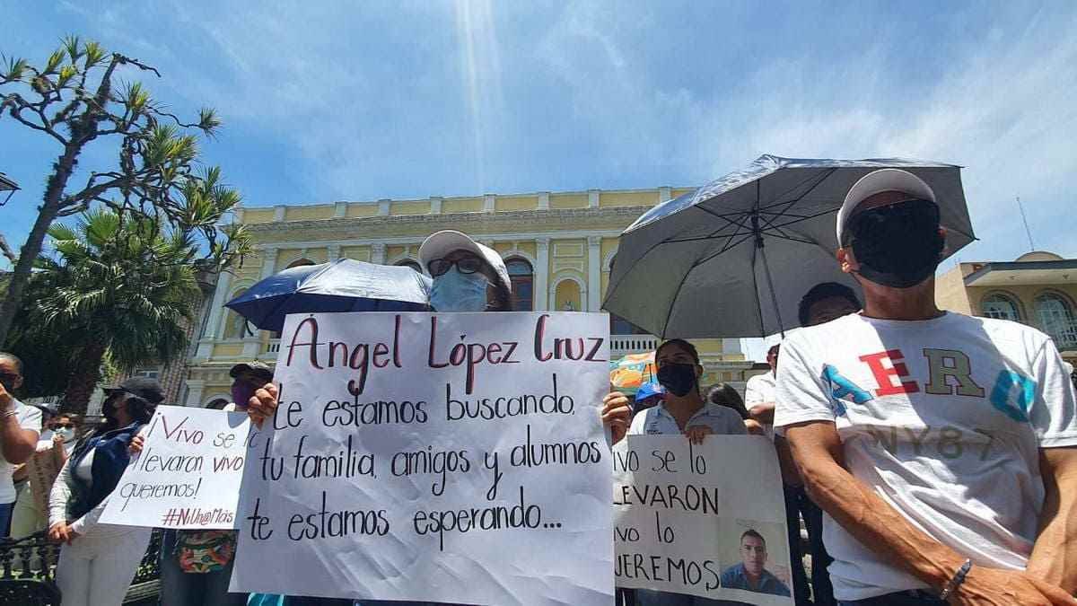 Marcha para exigir aparezca maestro de Ixhuatlancillo