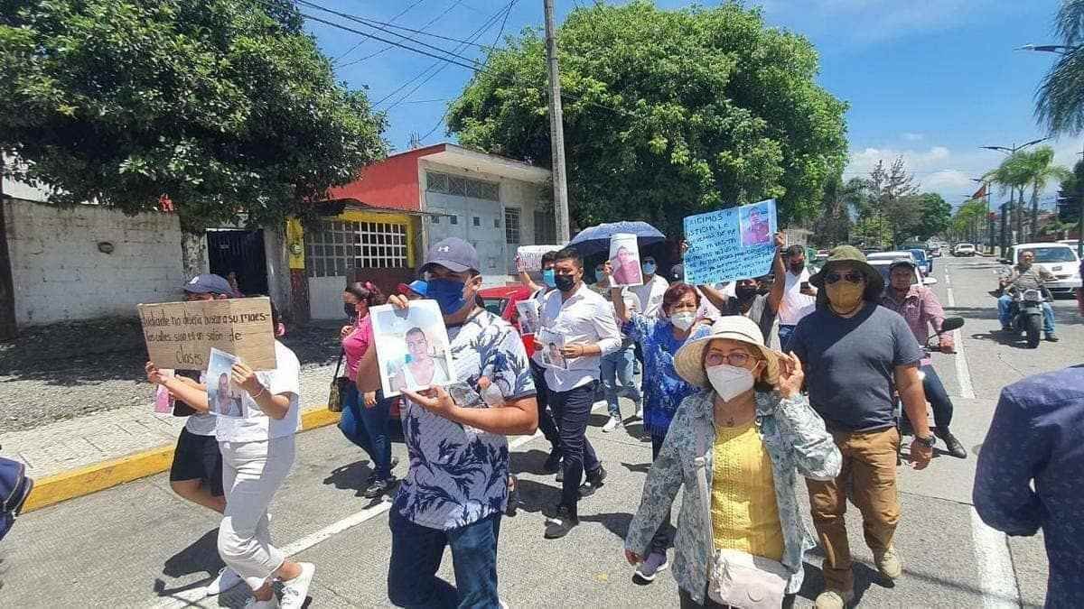 Marcha para exigir aparezca maestro de Ixhuatlancillo