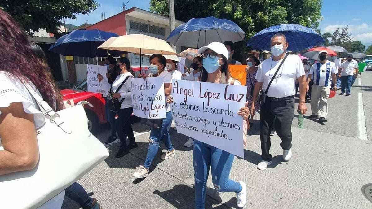 Marcha para exigir aparezca maestro de Ixhuatlancillo