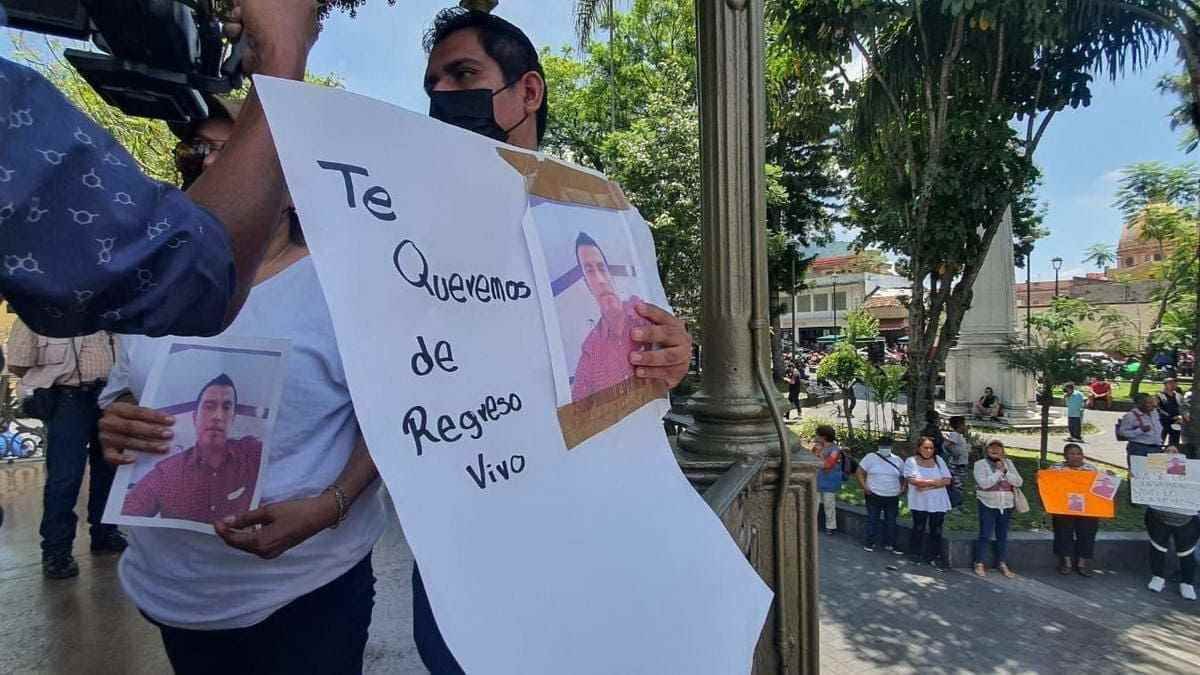 Marcha para exigir aparezca maestro de Ixhuatlancillo
