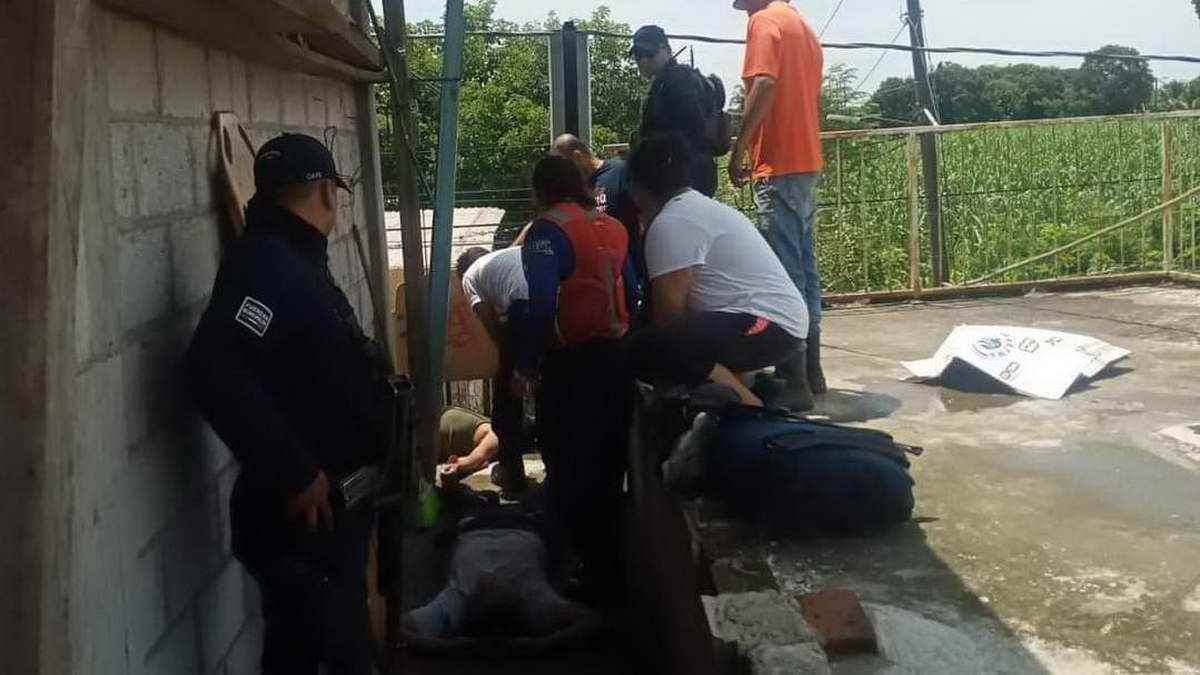 Muere electrocutado en colonia de Atoyac; uno más herido