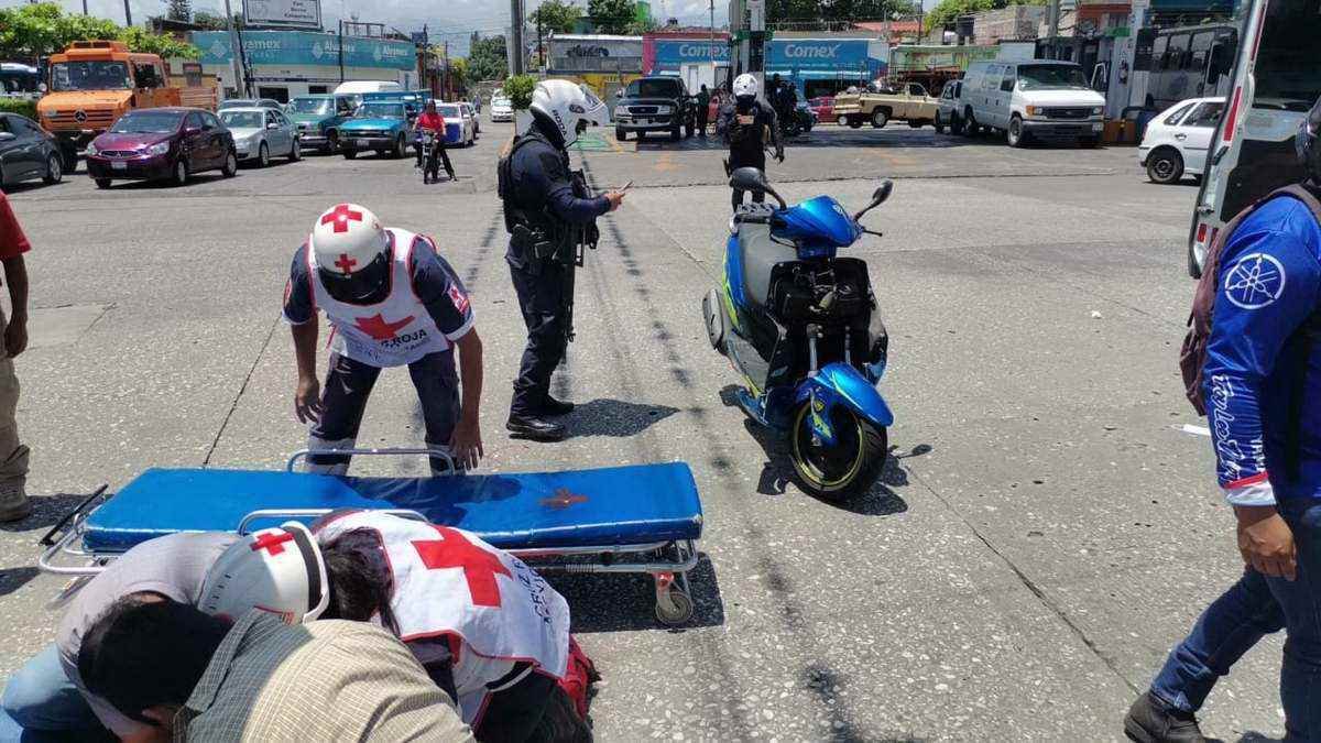 Mujer herida al chocar su moto contra auto en avenida 11 y calle 21